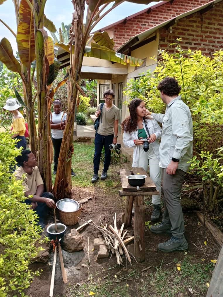 tourists-carrying out-coffee-tour